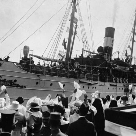 Il piroscafo svedese "Birger Jarl" riporta a casa i prigionieri tedeschi scambiati dalla Russia a Sassnitz, il 20 agosto 1917. © Q 87493