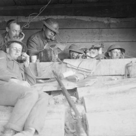 I telefonisti della Royal Garrison Artillery passano i messaggi dagli osservatori avanzati alle loro batterie, vicino a Langemarck, il 21 agosto 1917. © IWM (Q 2750)