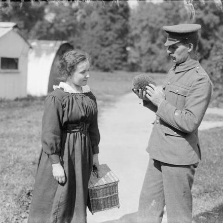 Un sergente maggiore del Royal Field Artillery che mostra la sua mascotte, un riccio, a una ragazza francese al castello di Rollancourt, il 21 agosto 1917. © IWM (Q 2872)