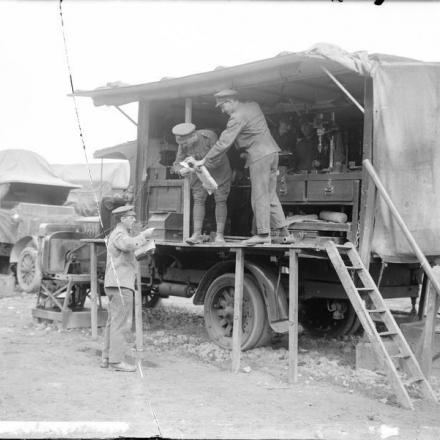 Il camion-officina viaggiante dell'Army Service Corps a Poperinghe, il 22 agosto 1917. © IWM (Q 2759)