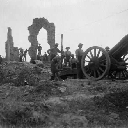 Un obice da 6 pollici della Royal Garrison Artillery pronto a sparare tra le rovine di Pilckem, il 23 agosto 1917. © IWM (Q 2751)
