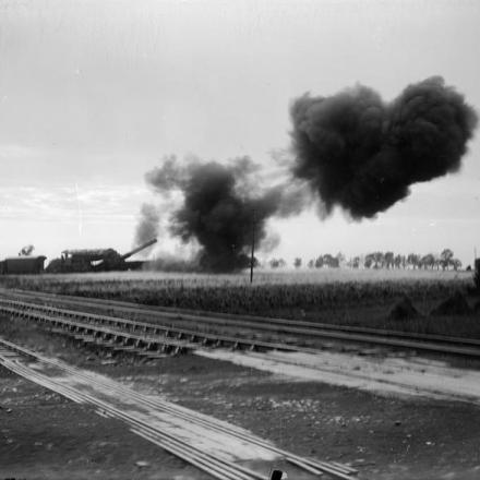 Cannone ferroviario da 9,2 pollici della Royal Marine Artillery che spara a Woesten, il 23 agosto 1917. © IWM (Q 2752)