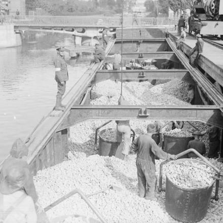 Trasporti per acque interne. Chiatta per trasportare pietre a Bergues, il 24 agosto 1917. © IWM (Q 5921)