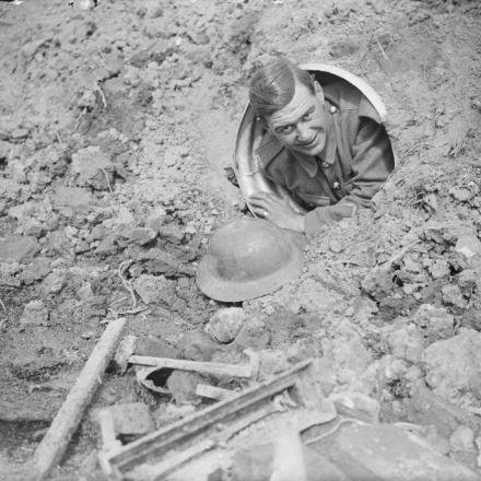 Un soldato nel suo rifugio a Oosttaveme, il 25 agosto 1917. © IWM Q 5915 
