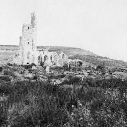 La chiesa di Ablain-Saint-Nazaire e la dorsale di Notre Dame de Lorette, il 26 agosto 1917. © IWM (Q 61306)