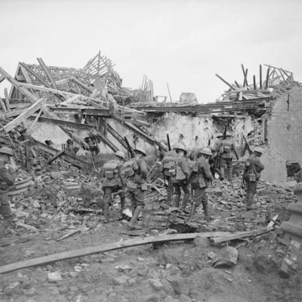 Una pattuglia del 19 ° battaglione tra le rovine di un villaggio prima di Ypres, il 27 agosto 1917. © IWM (Q 5929)