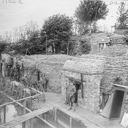 Ufficiali britannici fuori dai loro rifugi sulle rive del Yser Canal, Ypres. 27 agosto 1917. © IWM (Q 5947)