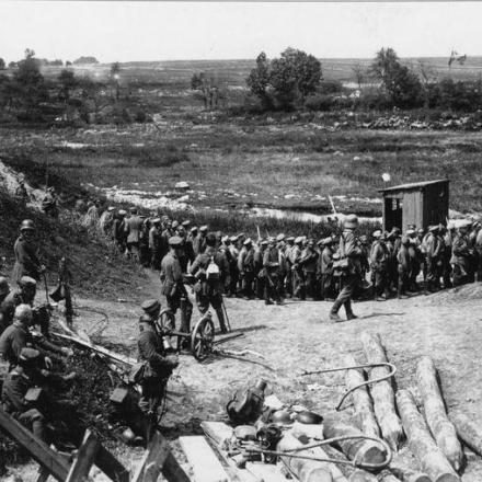 Truppe tedesche scortano i prigionieri russi catturati nei combattimenti in Bucovina, nell'agosto 1917. © IWM (Q 86652)