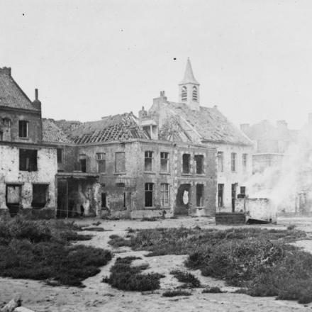 Rovine nella piazza della chiesa di Laventie, 29 agosto 1917. © IWM (Q 58146)