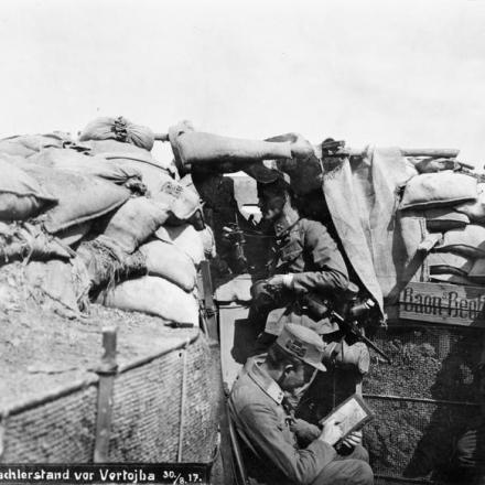 Truppe austro-ungariche che presidiano un posto di osservazione di fronte a Vertoiba (Vrtojba), il 30 agosto 1917. © IWM (Q 64323)	
