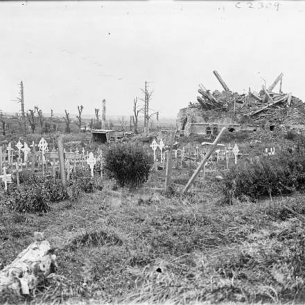 Le rovine del castello di Contalmaison, 2 settembre 1917.In primo piano le tombe dei soldati  che venivano curate con fiori dagli abitanti francesi. © IWM (Q 2793)