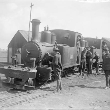 Il US Army Corps of Engineers lavora alla ferrovia leggera  a Boisleux-au-Mont, il 2 settembre 1917. © IWM (Q 6075)