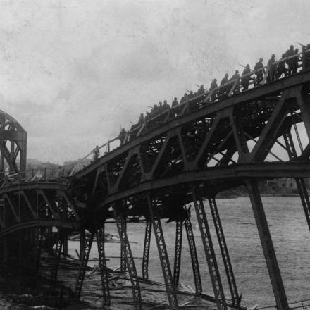 Truppe tedesche che attraversano un ponte sul fiume a Riga che era stato demolito dai russi in ritirata. © IWM (Q 86850)