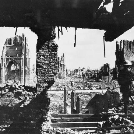 Un soldato che guarda le rovine di Ypres alla luce del sole.© IWM (E(AUS) 719)