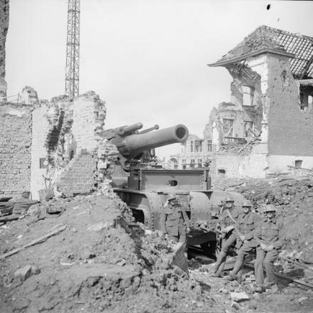 Obice da 12 pollici su ferrovia della 104a batteria d'assedio, Royal Garrison Artillery tra le rovine di Ypres. © IWM (Q 7246)