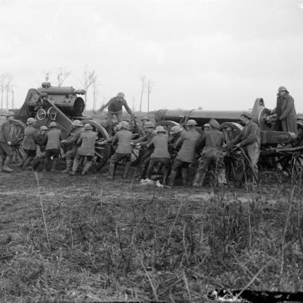 Gli uomini della Royal Garrison Artillery (R.G.A.) spostano un obice da 9,2 a Wieltje, 5 settembre 1917. © IWM (Q 3018)
