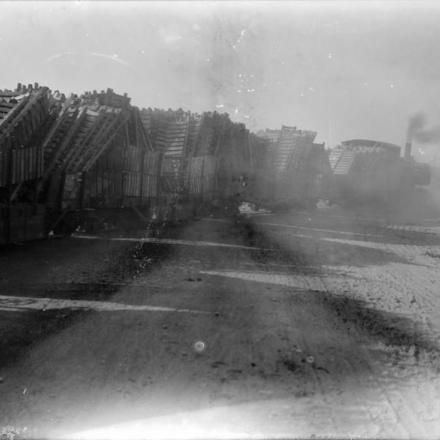 Un convoglio carico di passerelle la cui una grande quantità è resa necessaria dal fango. Ypres, 6 settembre 1917. © IWM (Q 2999) 