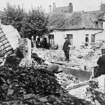 Danni a Bruges causati da un raid aereo, 6 settembre 1917. © IWM Q 51027