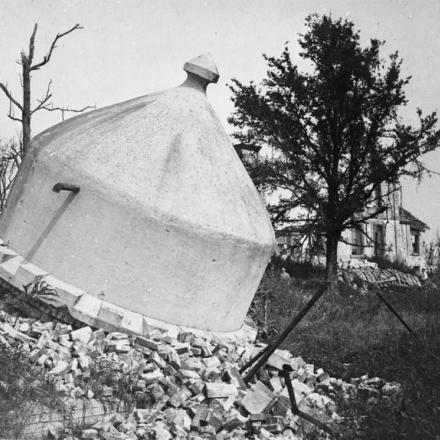 Un serbatoio artificiale distrutto da una granata tedesca a Pontavert, il 6 settembre 1917. © IWM (Q 78187)