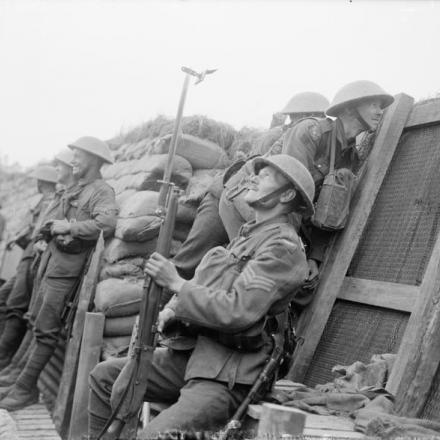 Uomini del 4 ° battaglione, reggimento del Lancashire orientale nelle trincee di Nieuport Bains, 8 settembre 1917. © IWM (Q 2876)
