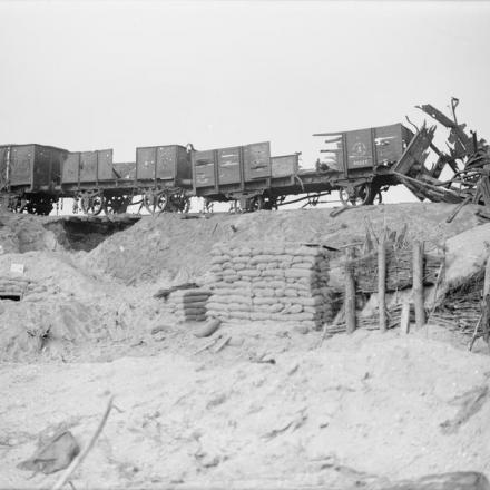 Resti di un treno merci sulla ferrovia in prima linea a Nieuport Bains, l'8 settembre 1917. © IWM (Q 3206)