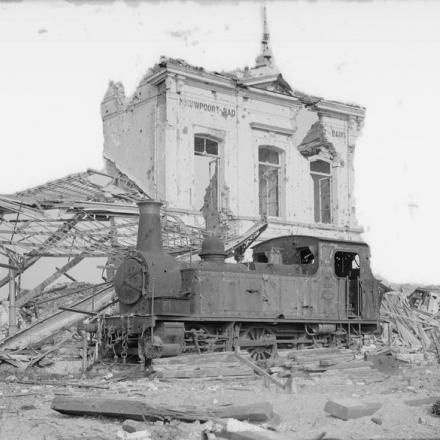 Una locomotiva distrutta nella stazione ferroviaria in rovina di Nieuport-Baines, il 9 settembre 1917. © IWM (Q 2886)