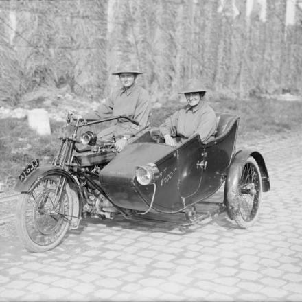 "The Madonnas of Pervyse": Mairi Chisholm guida la moto con Elsie Knocker  nel sidecar, Pervyse, il 9 settembre 1917. © IWM (Q 2967)