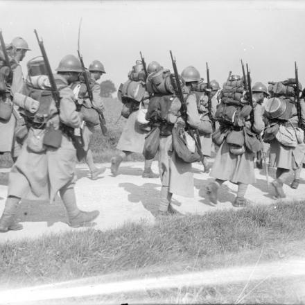 Truppe francesi marciano verso la prima linea. Vicino a Houthem, il 10 settembre 1917. © IWM (Q 2987)