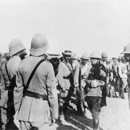 Il generale Maurice Camille Bailloud ispeziona le truppe del Distaccamento Francese in Palestina e Siria a Khan Yunis, l'11 settembre 1917. © IWM (Q 12732)