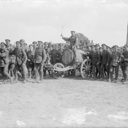 Uomini del Machine Gun Corps con un grande barile di birra per fessteggiare il compleanno del loro comandante, Winnezeele, 12 settembre 1917. © IWM (Q 2881)