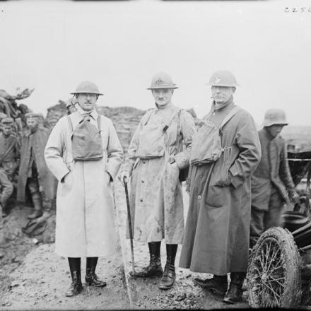 Il generale Henry de Beauvoir de Lisle (in Centro) che accompagna un generale d'artiglieria americano durante la sua visita al fronte. Vicino a Langemarck (Langemark-Poelkapelle), 12 settembre 1917. © IWM (Q 3044)