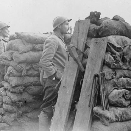 Truppe francesi in un posto di vedetta nelle trincee del fronte presso la Fattoria Hurtebise vicino a Craonnelle (Aisne), 12 settembre 1917. © IWM Q 80071