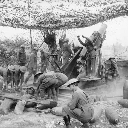 La 55a batteria d'assedio australiana in azione con obice da 9,2 pollici vicino a Voormezeele. © IWM (E(AUS) 694)