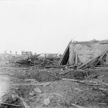Veduta delle rovine di Poelcapelle (Poelkapelle), che mostra un fortino in calcestruzzo evacuato dai tedeschi, il 13 settembre 1917. © IWM (Q 3026)