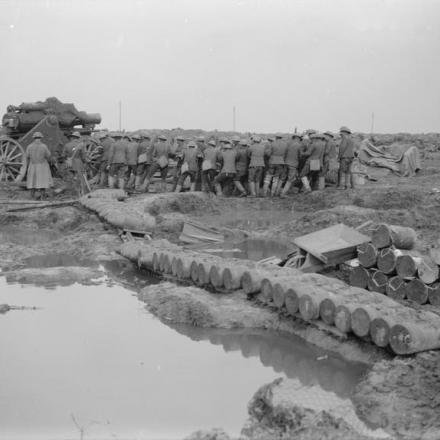 Uomini della Royal Garrison Artillery che spostano un obice da 9,2 pollici su un terreno fangoso a Pilkem, vicino a Ypres, il 14 settembre 1917. © IWM (Q 3253)