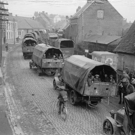 Camion dell'esercito (A.S.C.) passano per Abeele (Abele), portando truppe alla prima linea, 15 settembre 1917. © IWM (Q 3022)