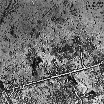 Una fotografia aerea mostra i risultati di un raid britannico vicino a Cherisy.© IWM (Q 58653)