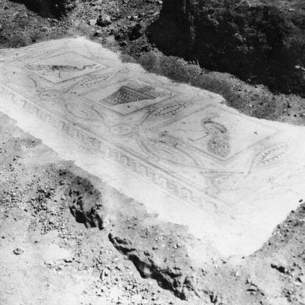 Parte di una pavimentazione a mosaico scavata a Um Jarar, 17 settembre 1917. © IWM Q 12596