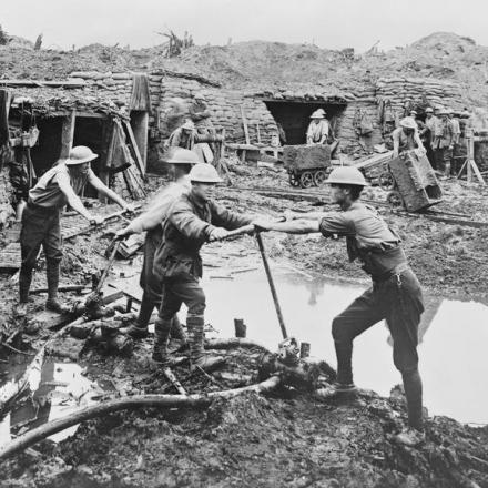 La 1st Australian Tunneling Company  pompa acqua dai tunnel rifugio; Hooge, Belgio. 18 settembre 1917 © IWM E (AUS) 1396
