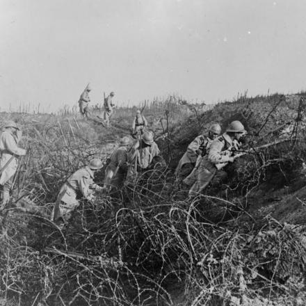 Truppe francesi che arrivano alle vecchie trincee del fronte tedesco vicino a Bois de Buttes vicino a Berry-au-Bac, il 19 settembre 1917. © IWM (Q 45925)