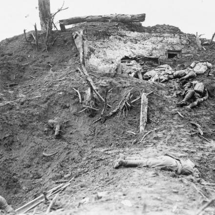 Il risultato di una granata esplosiva sul castello di Stirling, nel settore di Ypres in Belgio, durante la battaglia del 20 settembre 1917. © IWM (E (AUS) 4677)