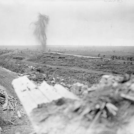 Una veduta del terreno appena conquistato, presa dalla strada principale per Zonnebeke, durante la Battaglia di Menin Road Ridge, il 20 settembre 1917. © IWM (Q 2867)