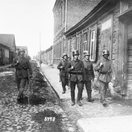 Una pattuglia tedesca nelle strade di Jakobstadt (Jekabpils) nel giorno della sua cattura, il 21 settembre 1917. © IWM (Q 29937)