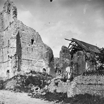 Rovine della chiesa di Fonquevillers, 22 settembre 1917. © IWM (Q 78168)