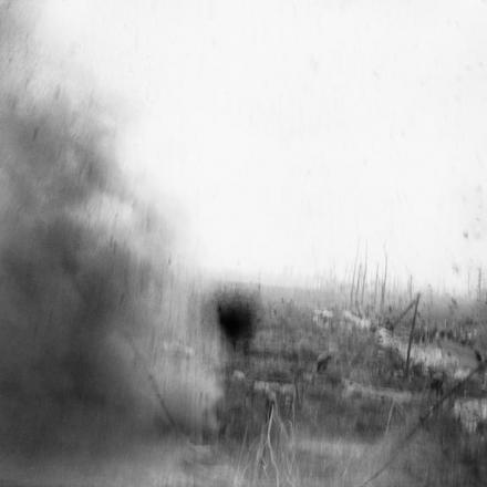 Un proiettile esplode a dieci metri dal fotografo vicino a Zonnebeke durante la battaglia di Passchendaele, il 23 settembre 1917. © IWM Q 2890