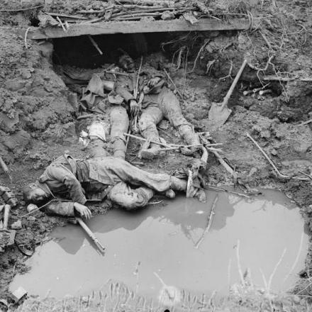 Battaglia di Menin Road Ridge. L'ingresso di un rifugio tedesco vicino a Zonnebeke distrutto dal fuoco britannico, il 23 settembre 1917.© IWM (Q 3116)