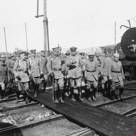 Il Kaiser Wilhelm II e il feldmaresciallo August von Mackensen visitano i pozzi petroliferi di Campina (Romania), il 23 settembre 1917. © IWM (Q 79576)