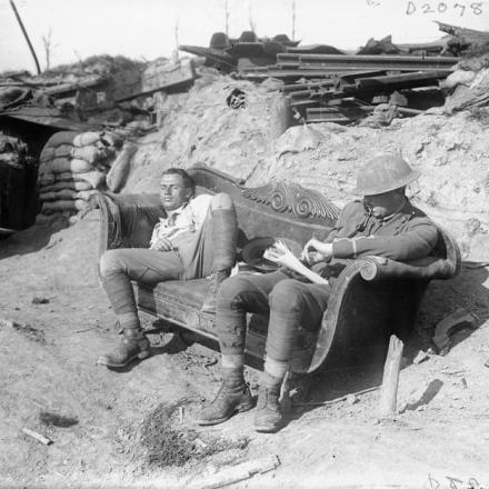 Due ufficiali di artiglieria all'esterno di un rifugio vicino a Zillebeke, il 24 settembre 2017. © IWM (Q 6016)