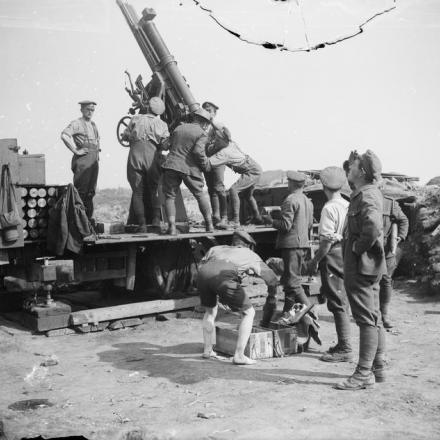 Battaglia di Menin Road Ridge. Un cannone antiaereo da 13 libbre da 9 cwt della Royal Field Artillery in azione su Pilckem Ridge, il 25 settembre 1917. © IWM Q 5996