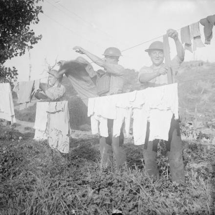 Soldati che lavano i vestiti. Canale Ypres-Comines, 25 settembre 1917. © IWM (Q 6013)